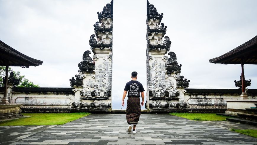 Heavenly Lens: Lempuyang Gate Tour with Photographer